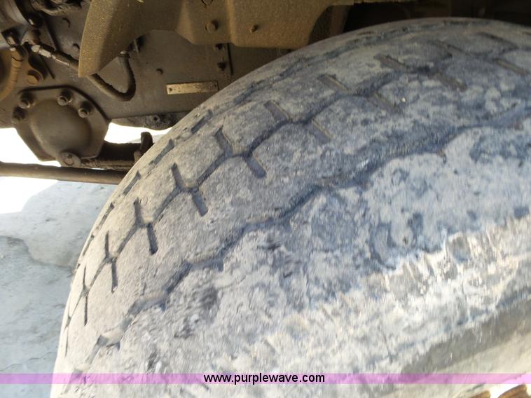 image for item L2031 1998 International 1840 mixer truck