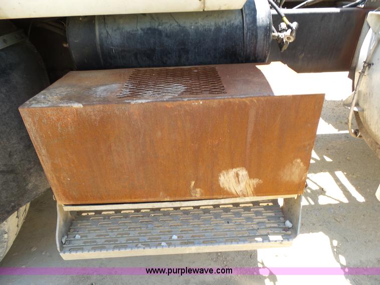 image for item L2031 1998 International 1840 mixer truck