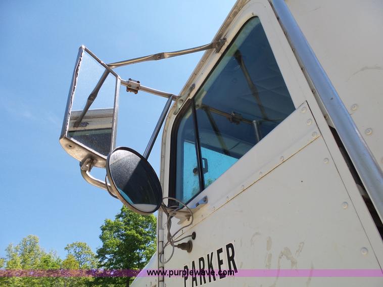 image for item L2031 1998 International 1840 mixer truck
