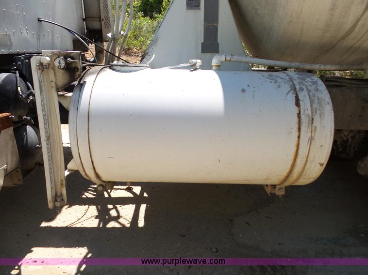 image for item L2031 1998 International 1840 mixer truck