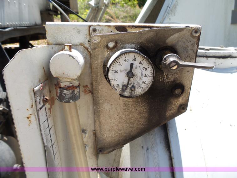 image for item L2031 1998 International 1840 mixer truck