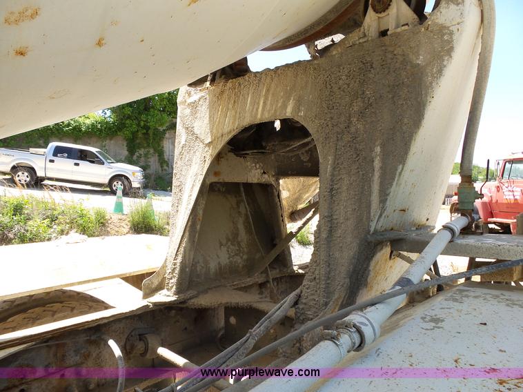 image for item L2031 1998 International 1840 mixer truck