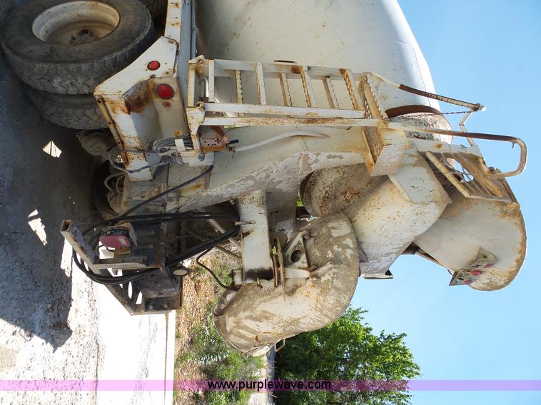 image for item L2031 1998 International 1840 mixer truck