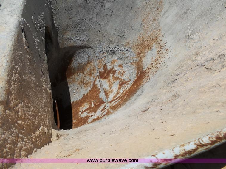 image for item L2031 1998 International 1840 mixer truck