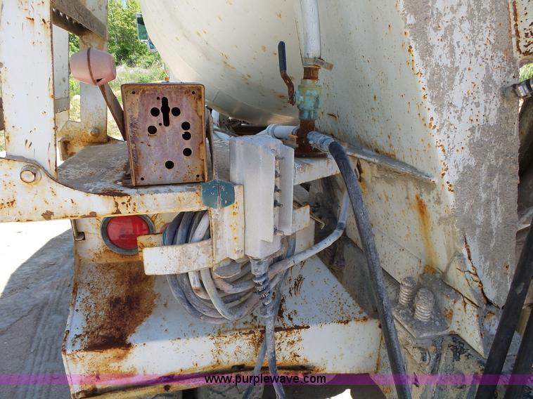 image for item L2031 1998 International 1840 mixer truck