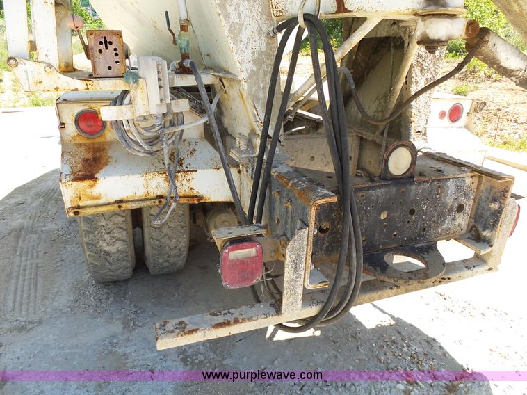 image for item L2031 1998 International 1840 mixer truck