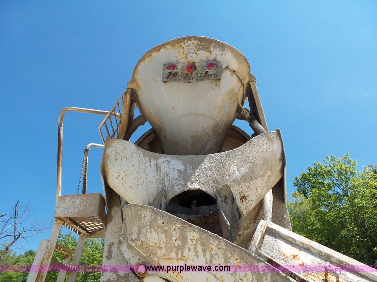 image for item L2031 1998 International 1840 mixer truck