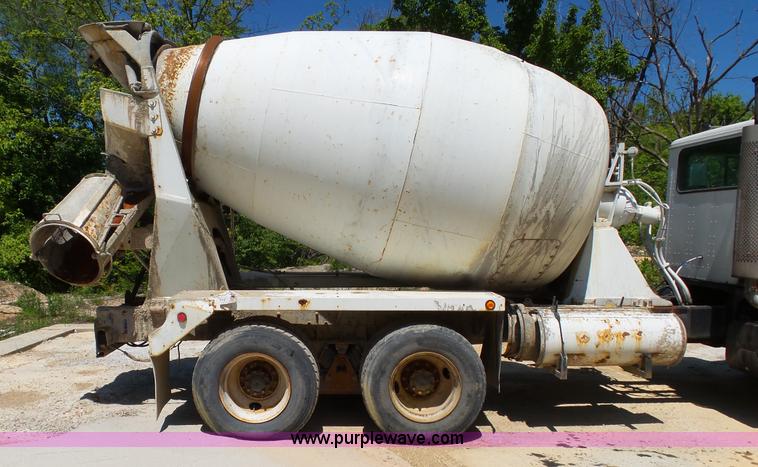 image for item L2031 1998 International 1840 mixer truck