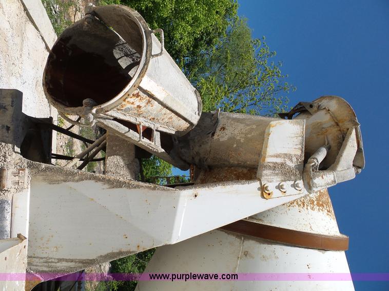 image for item L2031 1998 International 1840 mixer truck