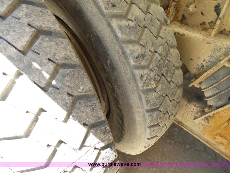 image for item L2031 1998 International 1840 mixer truck