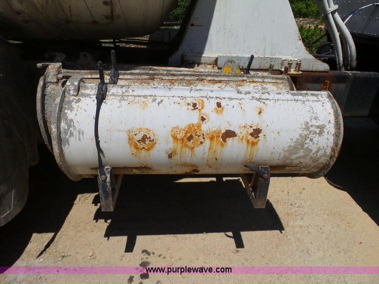 image for item L2031 1998 International 1840 mixer truck