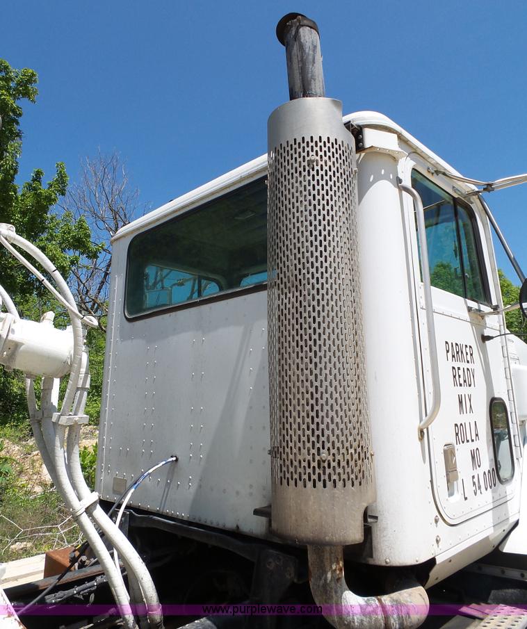 image for item L2031 1998 International 1840 mixer truck