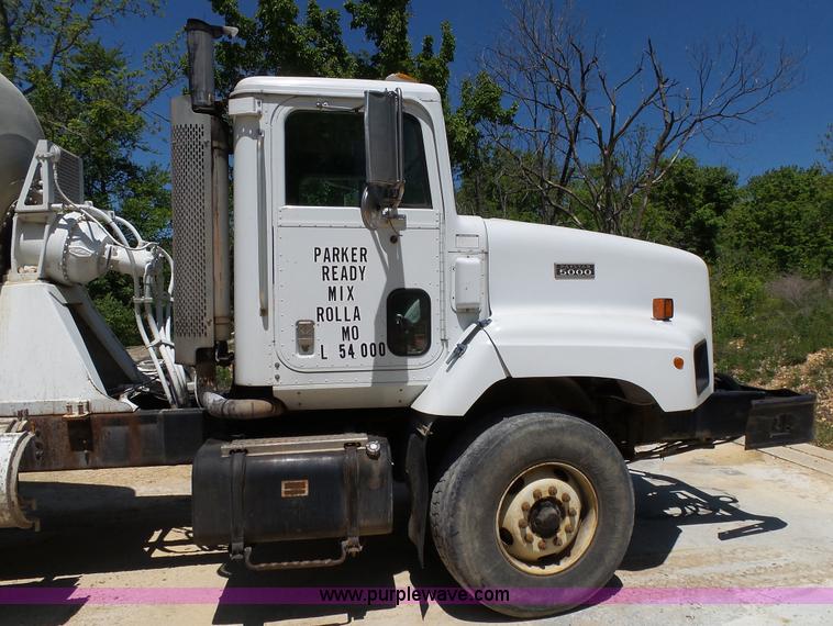 image for item L2031 1998 International 1840 mixer truck