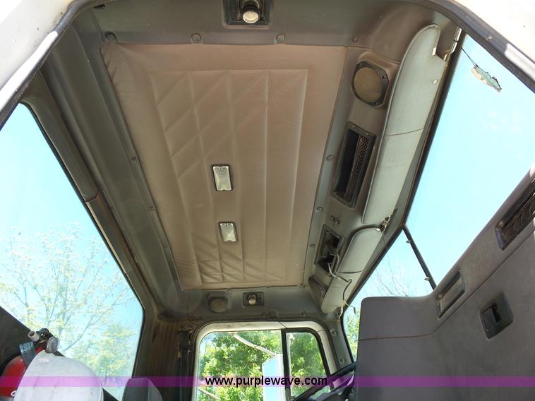 image for item L2031 1998 International 1840 mixer truck