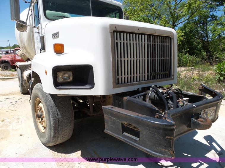 image for item L2031 1998 International 1840 mixer truck