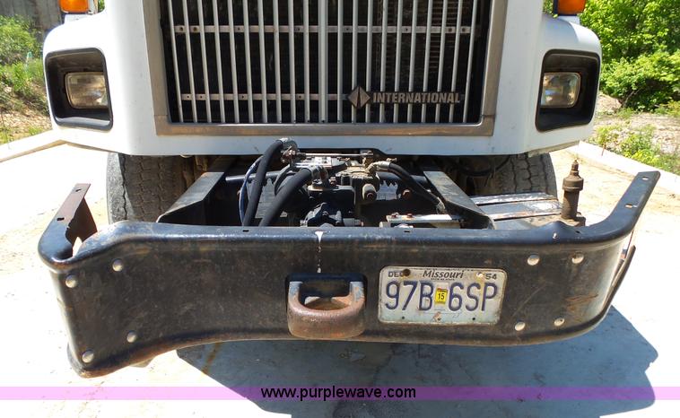 image for item L2031 1998 International 1840 mixer truck
