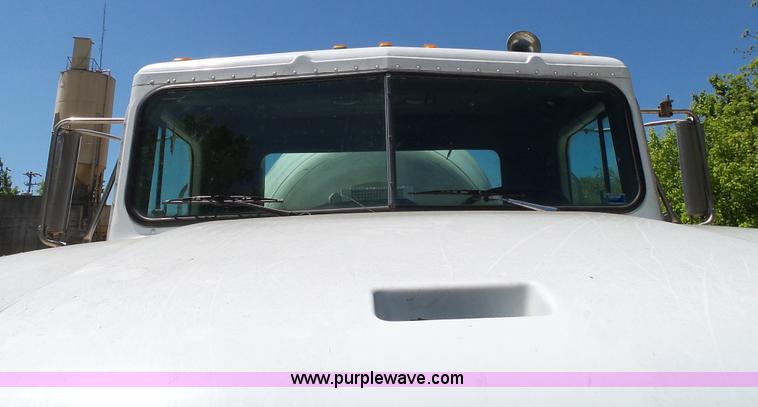 image for item L2031 1998 International 1840 mixer truck