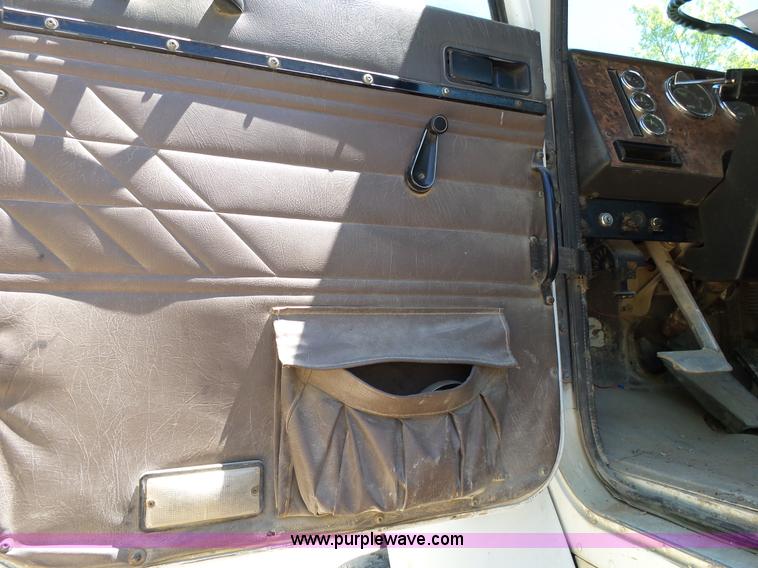 image for item L2031 1998 International 1840 mixer truck