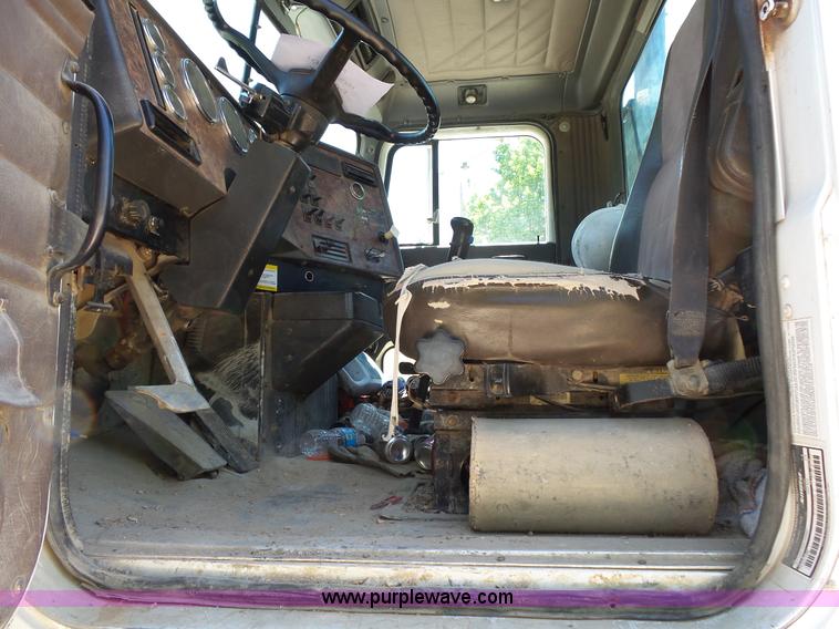 image for item L2031 1998 International 1840 mixer truck