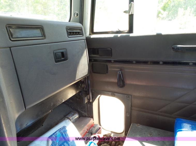 image for item L2031 1998 International 1840 mixer truck