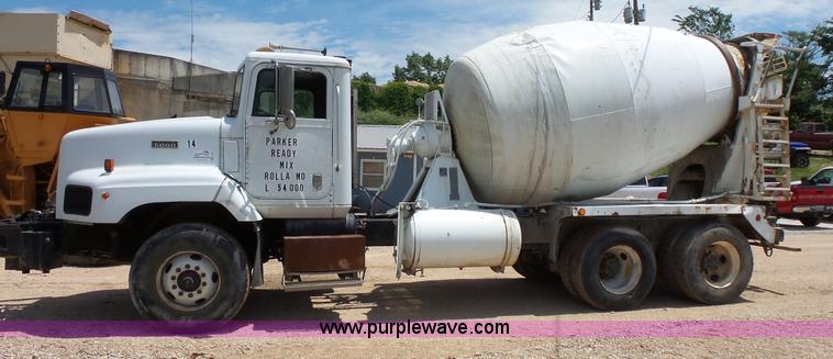 image for item L2031 1998 International 1840 mixer truck