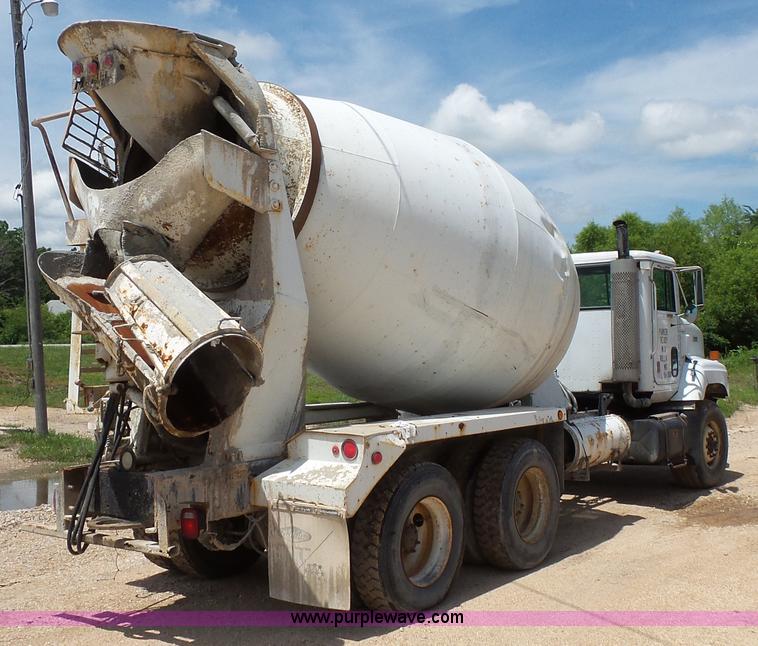 image for item L2031 1998 International 1840 mixer truck