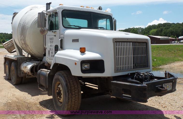 image for item L2031 1998 International 1840 mixer truck