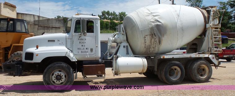 image for item L2031 1998 International 1840 mixer truck