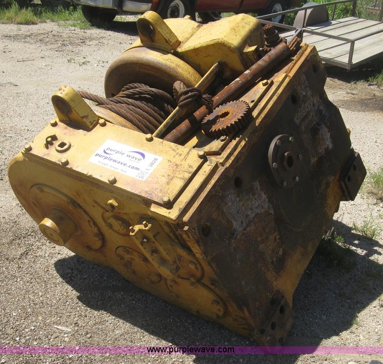 image for item L3828 Hyster W6F winch