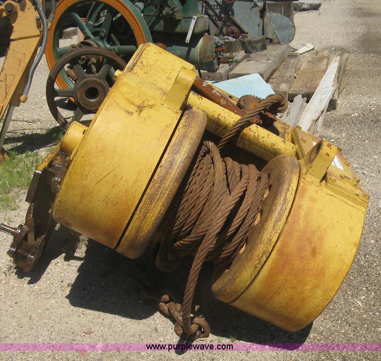 image for item L3828 Hyster W6F winch