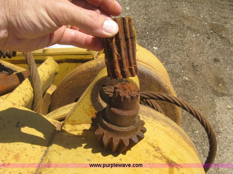 image for item L3828 Hyster W6F winch