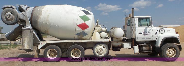 image for item L5267 1997 Ford LT9000 mixer truck
