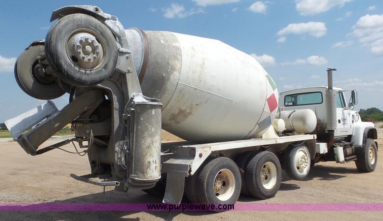 image for item L5267 1997 Ford LT9000 mixer truck