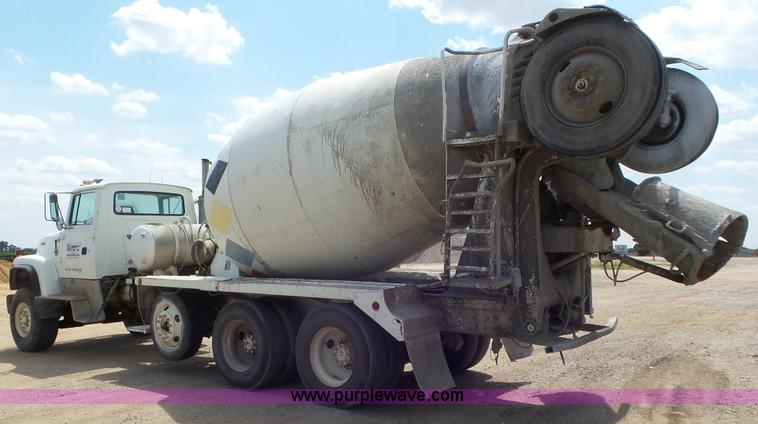image for item L5267 1997 Ford LT9000 mixer truck