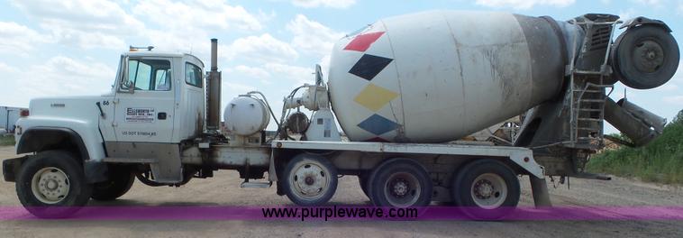 image for item L5267 1997 Ford LT9000 mixer truck