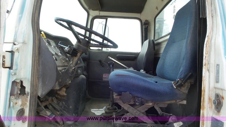 image for item L5267 1997 Ford LT9000 mixer truck