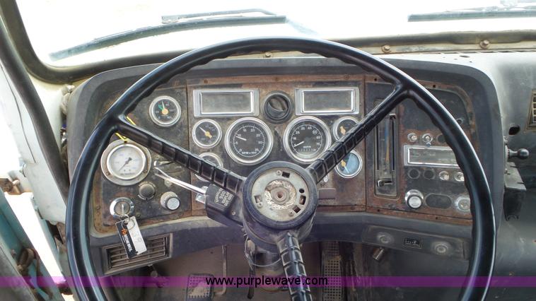 image for item L5267 1997 Ford LT9000 mixer truck