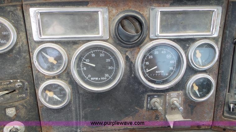 image for item L5267 1997 Ford LT9000 mixer truck