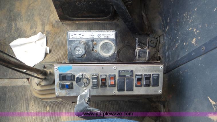 image for item L5267 1997 Ford LT9000 mixer truck