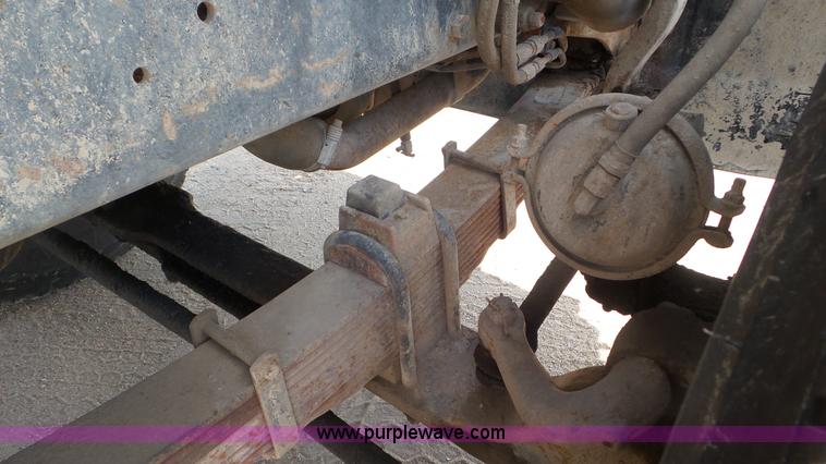 image for item L5267 1997 Ford LT9000 mixer truck