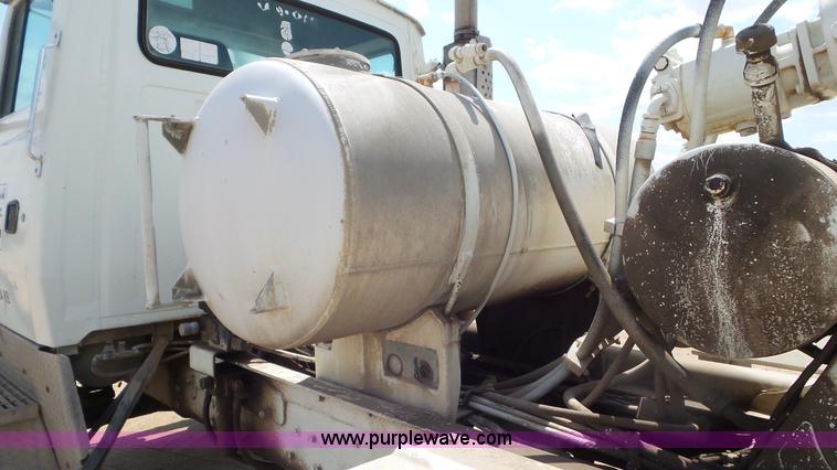 image for item L5267 1997 Ford LT9000 mixer truck