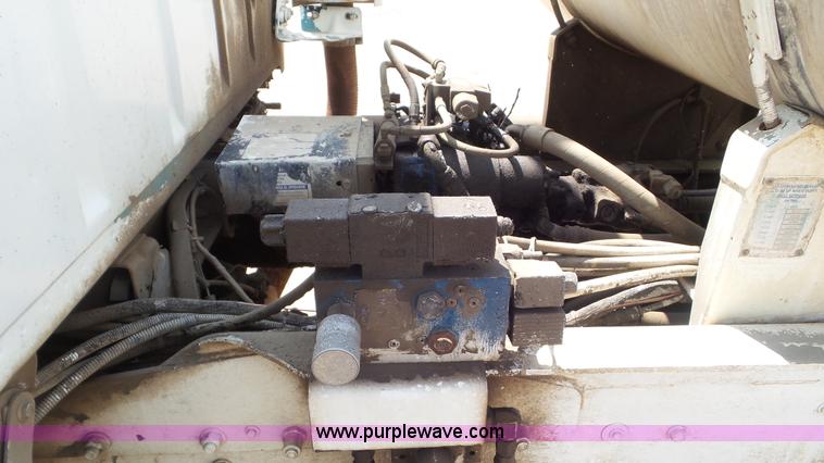 image for item L5267 1997 Ford LT9000 mixer truck