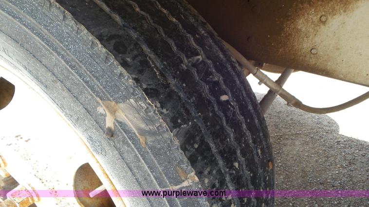 image for item L5267 1997 Ford LT9000 mixer truck