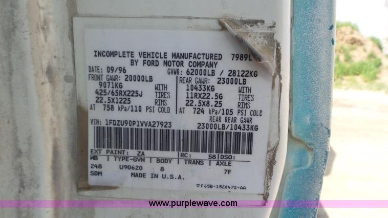 image for item L5267 1997 Ford LT9000 mixer truck