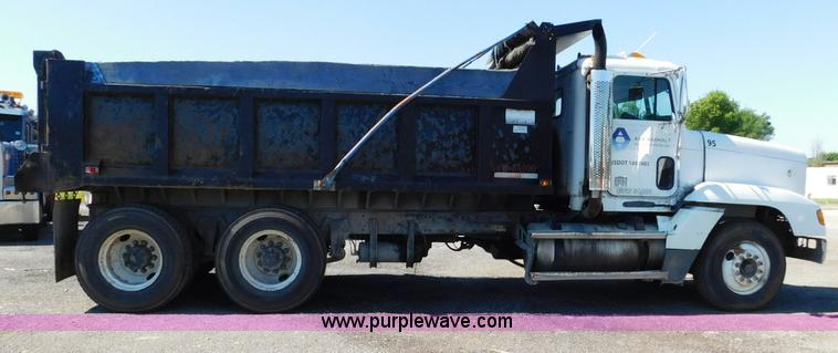 image for item L5880 1995 Freightliner FLD dump truck