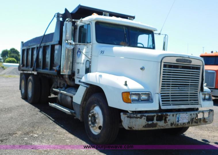 image for item L5880 1995 Freightliner FLD dump truck