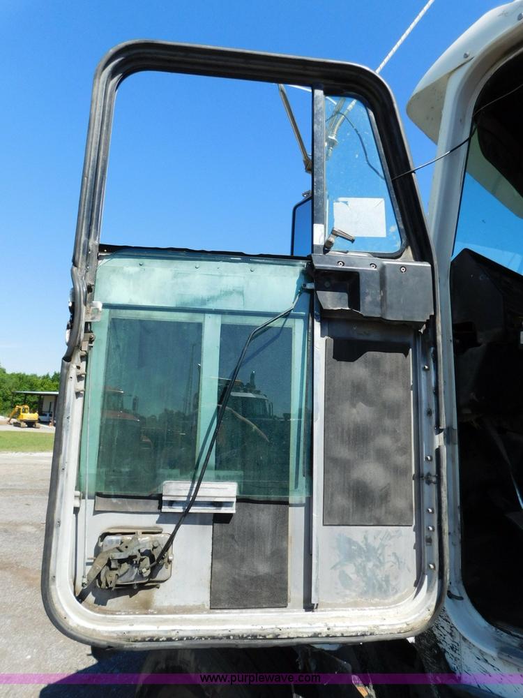 image for item L5880 1995 Freightliner FLD dump truck