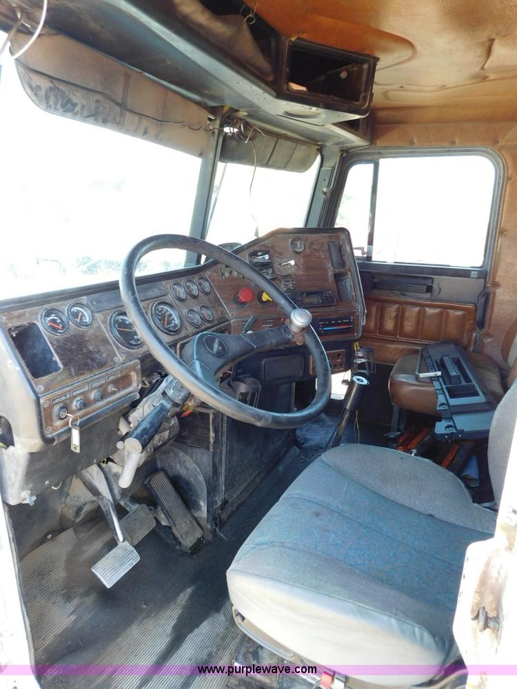 image for item L5880 1995 Freightliner FLD dump truck