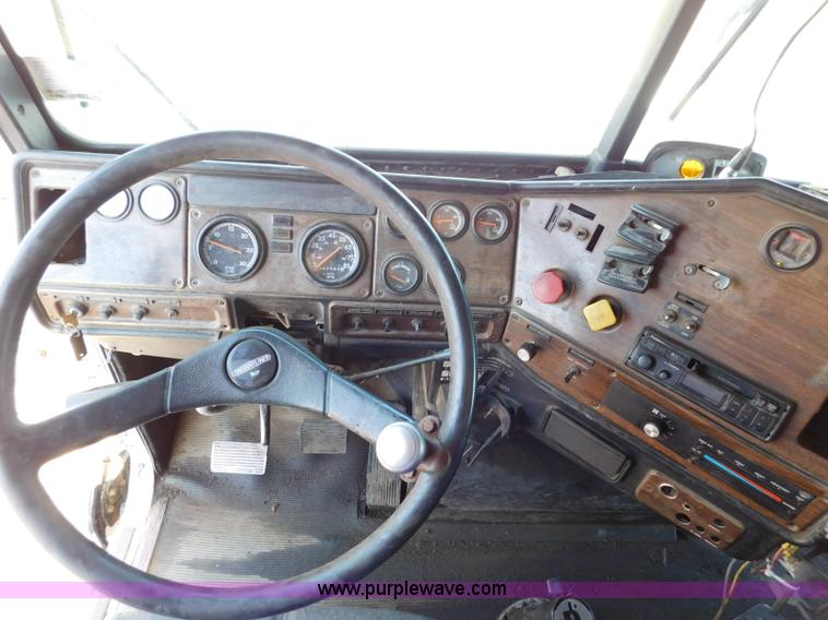 image for item L5880 1995 Freightliner FLD dump truck