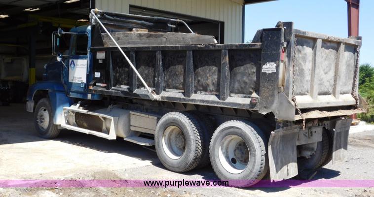 image for item L5881 1995 Freightliner FLD dump truck